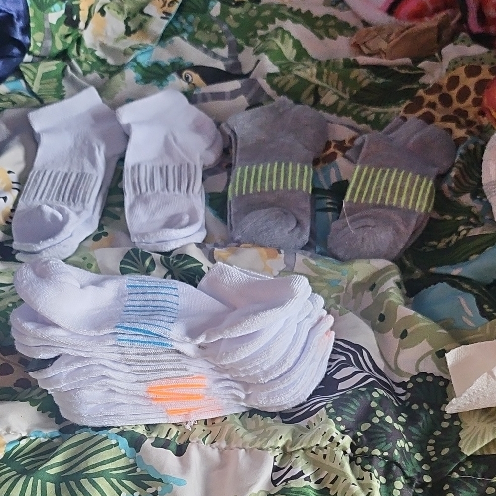 Toddlers Size 8/9 White and Gray Socks Set